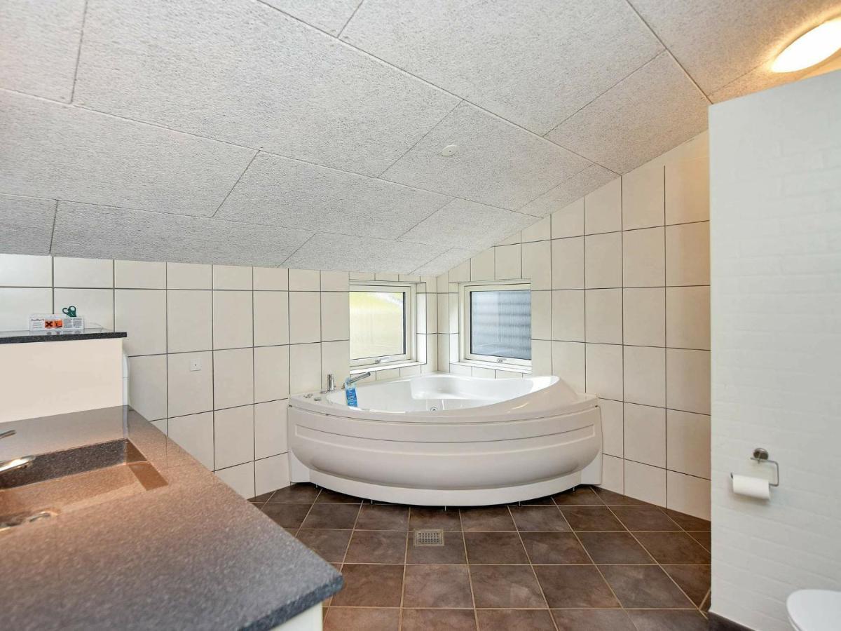 Luxurious Holiday Home In Hovborg With A Scenic View Екстериор снимка